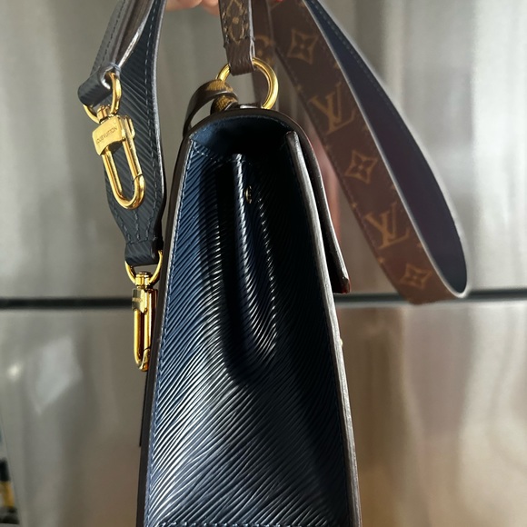 Louis Vuitton, Vernis Epi Monogram Spring Street Scarlet - Picture 4 of 7